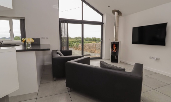Llanbedrgoch Cottage | CARTREFLE FACH, luxury holiday cottage, with open fire in Pentraeth