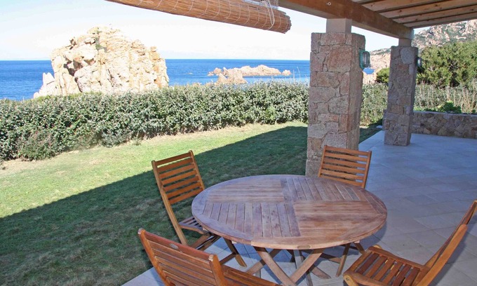Costa Paradiso House | Casa in Prima Fila, Piscine Naturali Sotto Casa con Vista sul Mediterraneo e BBQ