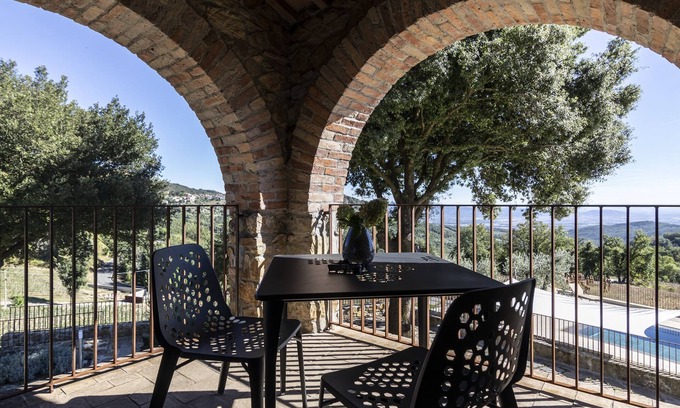 Roccastrada Villa | Casa Archi: Luxurious villa with shared pool, tennis court & breathtaking views!