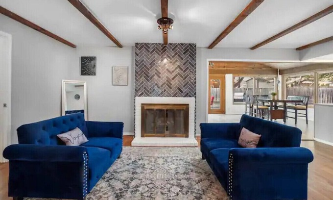 Heritage House | Casa Azul ~ 4B/2.5B ~ 10 Min to LAFB, 2 King Beds & Pet Friendly