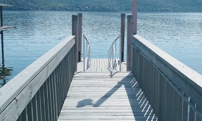 Clearlake Park House | Casa Blanca waterfront house with private pier & kayaks, sleeps 8