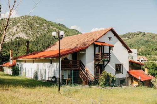 Baia de Fier House | Casa BOBO