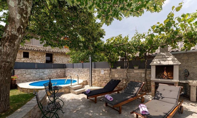 Buzet House | Casa Bombić, surrounded by vineyards, olive groves and orchards