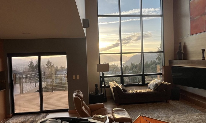 White Salmon House | Casa Buena Vista-Outdoor Hot Tub and Sauna