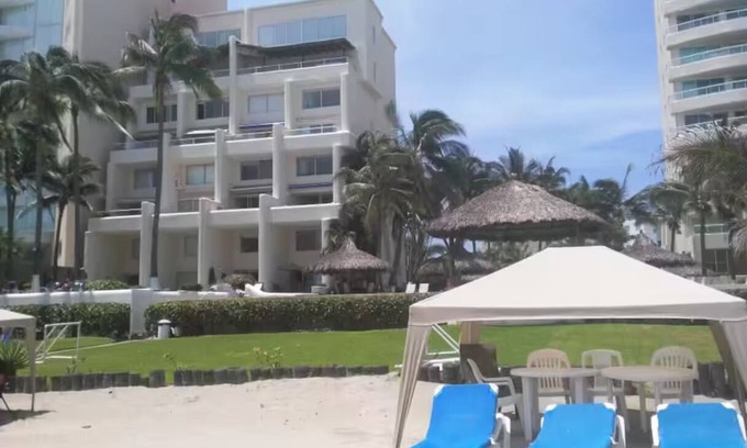 Granjas del Marques House | Casa con jardín frente a la playa Playa diamante, reformada