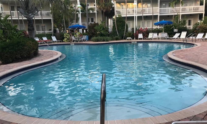 Key West House | Casa Cove Beautiful Tropical 3 KING SUITES Sleeps 8- 2 miles to beach