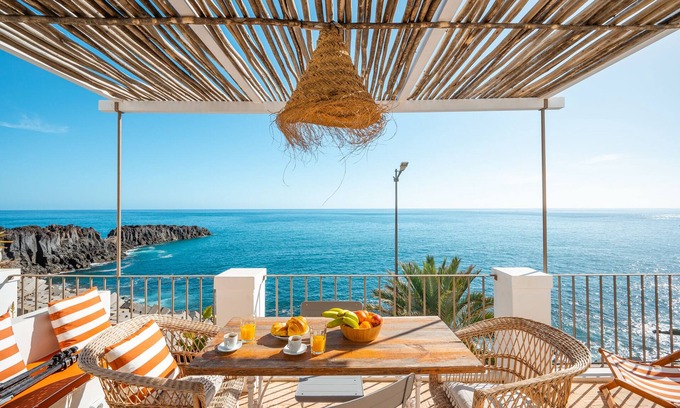 Camara de Lobos House | Casa da Rocha