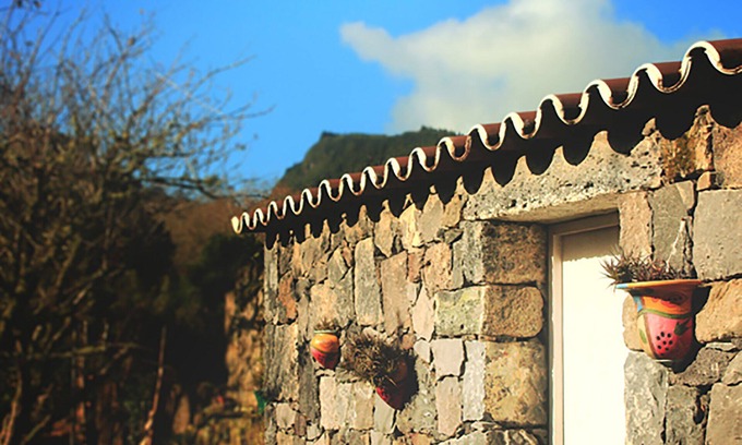 Furnas House | Casa das 2 Marias is a traditional Azorean house located in the center of Furnas