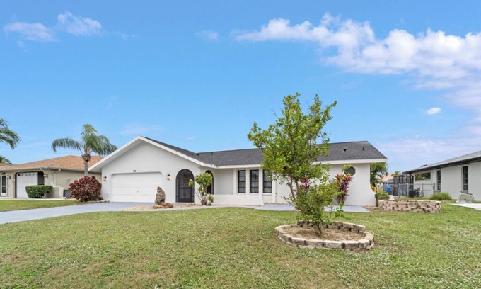 Cape Coral House | Casa de Crab: Gulf Access Waterfront 4 Bedroom and 3 Bathroom Home Heated Pool