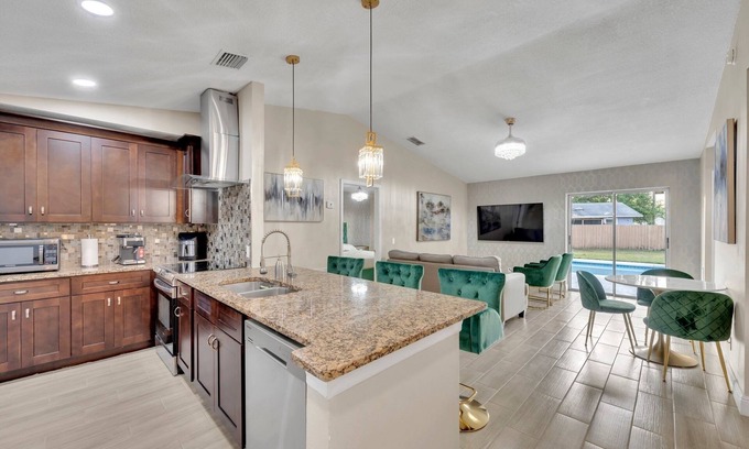 Kissimmee House | Casa De Paradiso - Modern yet comfy home at the center of it all!