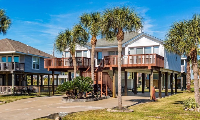 Pirates Beach House | Casa de Reyes | Spacious Deck, Near Beach