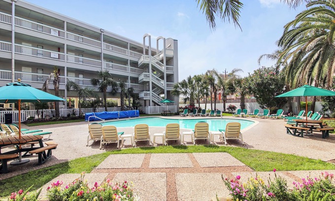 Galveston County Condo | Casa Del Mar 209 - Sunny Days | Gulf-Front