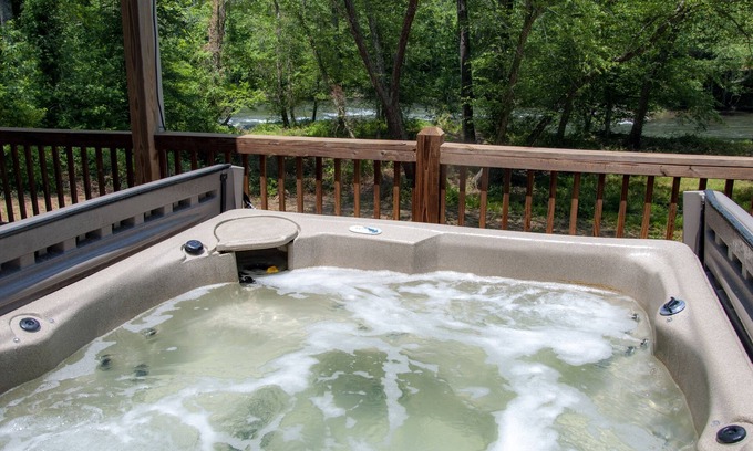 Hayesville Cabin | Casa del Rio 3 bedroom cabin with hot tub and internet on the Hiwassee River