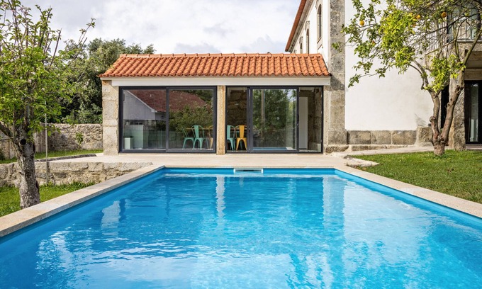 Cardielos Apartment | Casa do Mestre: Studio with External Suite, Mountain View, Garden and Wi-Fi