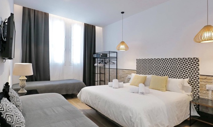 Collblanc y La Torrassa Hotel | Casa Nanit Hostal habitacion 5