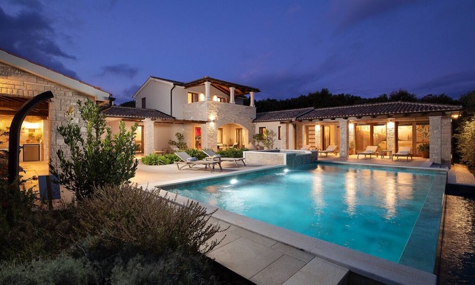 Liznjan Villa | Casa Ginetto for 8 people near Pula with infinity 45 m2 and extra kids pool & large garden