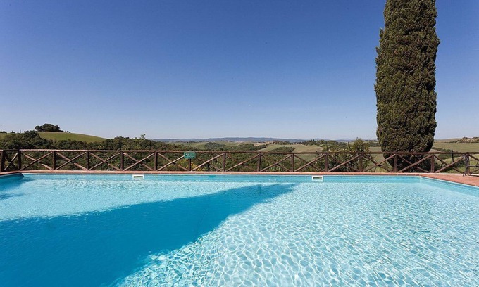 Asciano House | Casa Giobatta D: A characteristic and welcoming two-story apartment that is part of an ancient country house surrounded by the greenery, with Free WI-FI.