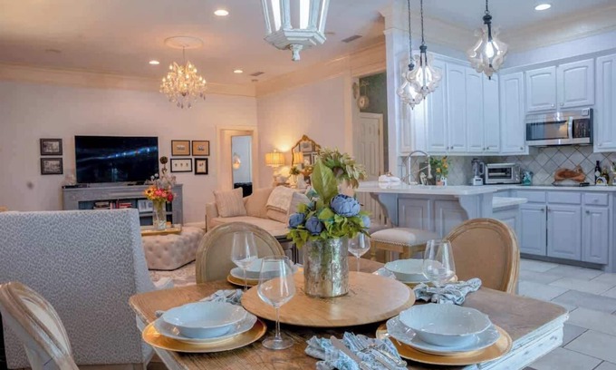 Amarillo House | Casa Italia Retreat Patio Dining & Comfort for 10