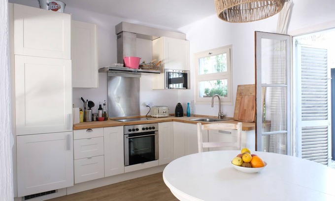 Pals Cottage | Casa Julia, a charming cottage with a shared pool and lots of space