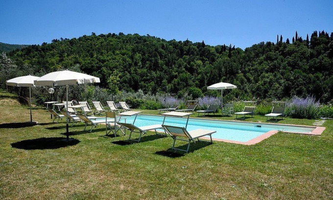 Castelfranco di Sopra House | Casa Leggiadra B: A graceful apartment that is part of an ancient country house located on top of a small hill.