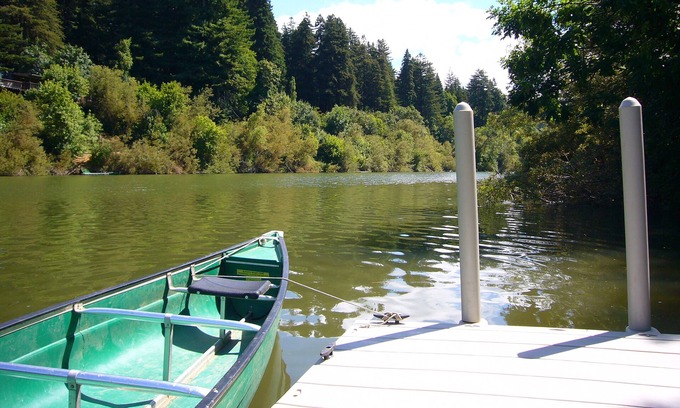 Guerneville Cabin | Casa Luna ~ Charming Vintage Cabin Retreat on the River, Spa, Dog Friendly!