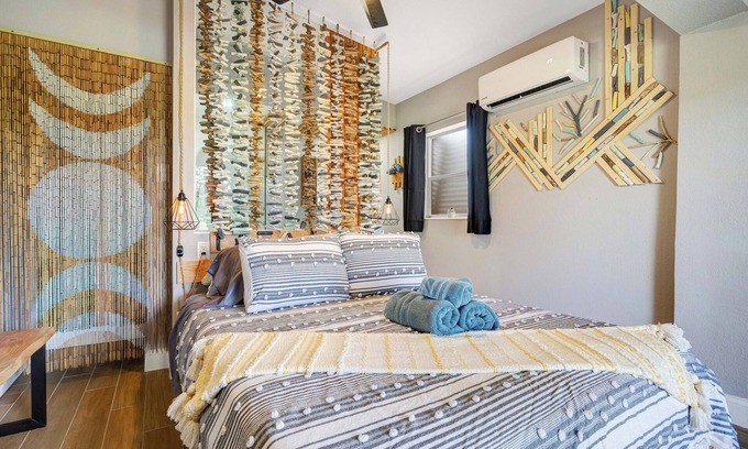 Conway House | CASA LUNA w/Lake view + 10min to dwtn + 2 guests!