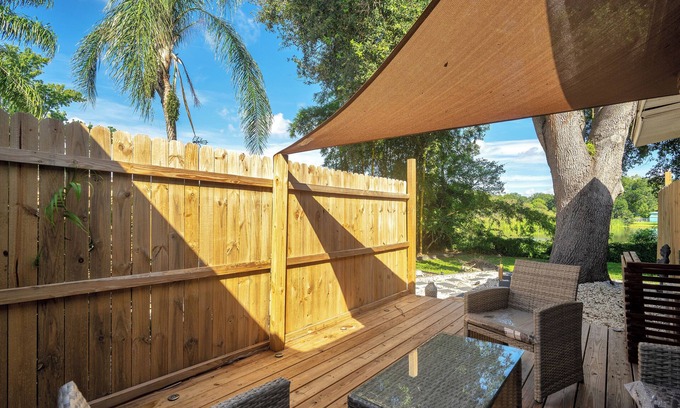 Conway House | Casa Luna w/Peaceful Lake view + 10min to dwtn!