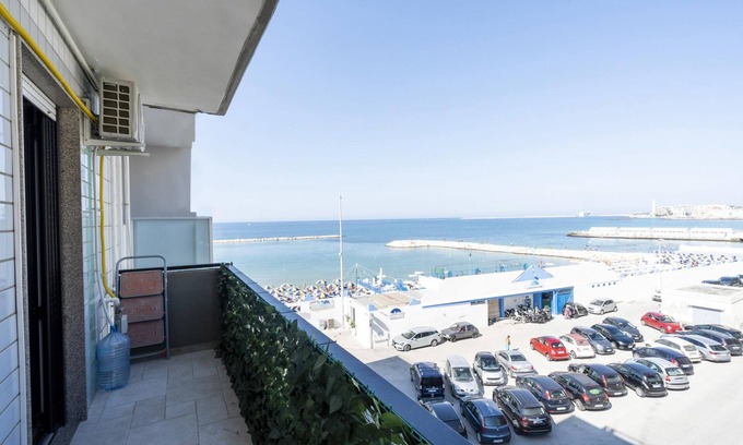 Municipio 3 Apartment | Casa Lungomare IX Maggio by Wonderful Italy