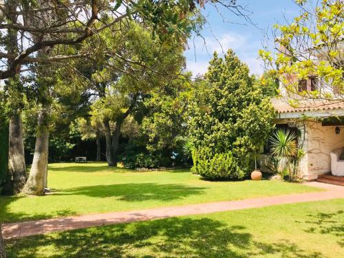 El Roc de Sant Gaieta Villa | Casa mediterránea con gran jardín y piscina a 500 m de la playa