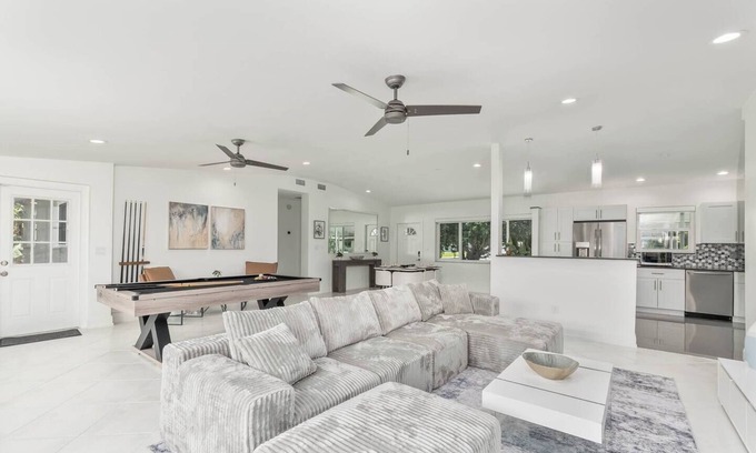 Ives Estates Apartment | Casa Moderna 3 Bed 2 Bath w/Private Patio and BBQ