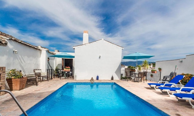 Pinos del Valle House | Casa Mundo - 16th century traditional white village house with pool