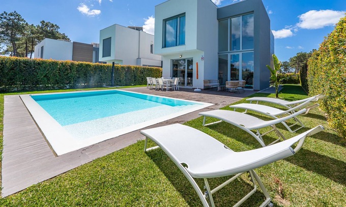 Charneca de Caparica e Sobreda Villa | CASA NINA / Villa with pool near the beach