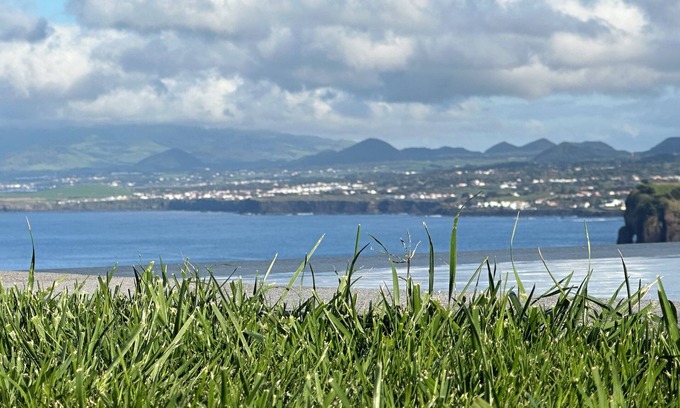 Santo Antonio Cottage | Casa Nova, a calma de um único com uma piscina infinita com vista mar