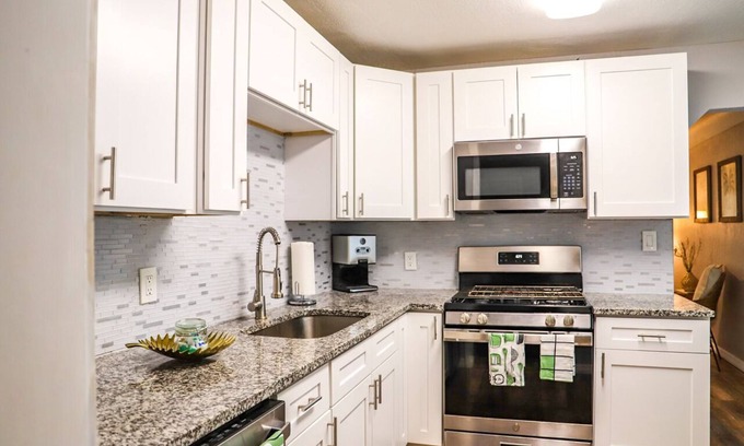 Childs Park Cottage | Casa Palma Cottage- 10 Minutes to beach and Downtown St. Pete