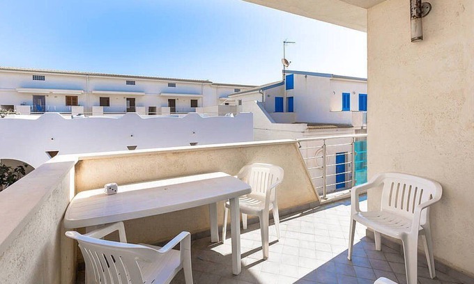 Punta Secca House | Casa Pistacchio A: A cozy apartment situated at a few steps from a sandy beach, with Free WI-FI.