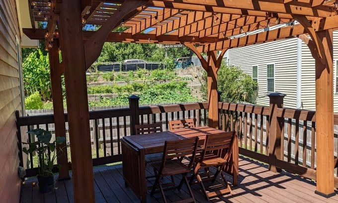 Durham House | Casa Rosa - 2BR West End Bungalow