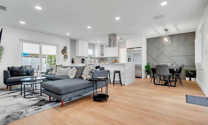 Harbor Village House | Casa Rosa 3 Bed 2 Bath w/Pool& BBQ 5 Min to Beach