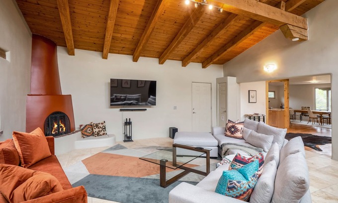 Historic Eastside House | Casa Ursula - a hillside gem with Sangre de Cristo views, 10 min. walk to Plaza