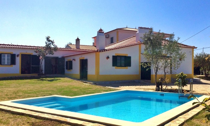 Ericeira House | Casa Vermelha - Rustic Studio with Garden, BBQ and Pool 4 km from the beach!