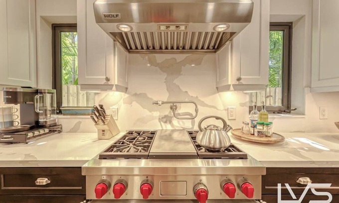 Downtown Fort Lauderdale House | CasaBella- LasOlas, Ride2Bch, HotTub, ChefKitchen