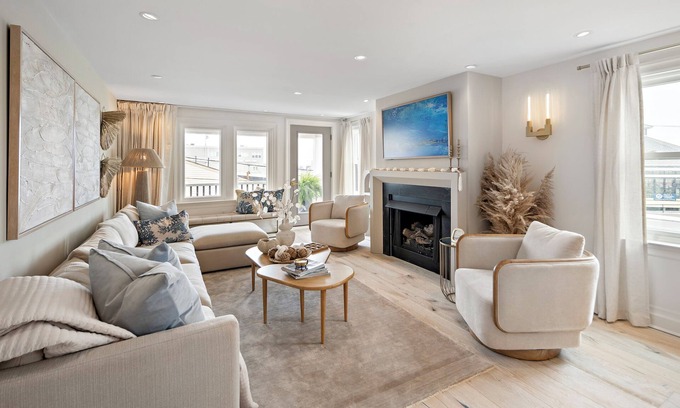 Salisbury Beach House | Casablanca-Luxury Retreat/2 Kings/Steps to Beach/PetFriendly