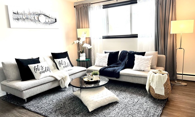Southeast Edmonton Apartment | Casablanca Vibe★King Bed★Close to Whyte Ave and Uof A ★Smart Home★Free Parking