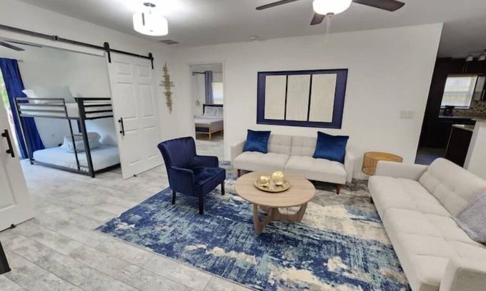 Wadeview Park House | CasaDelaney DT Sodo district. Renovated Sleeps 16