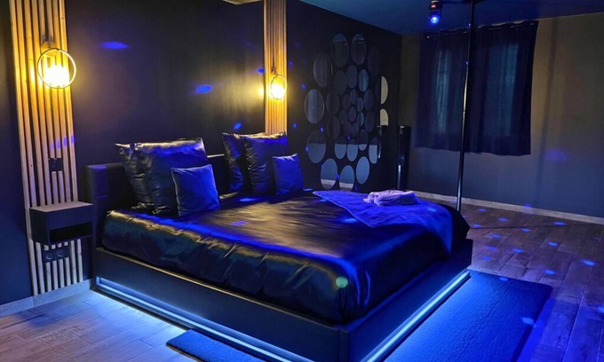 Sainte-Pezenne Apartment | Casanova Suite : Private SPA and Escape Love Game