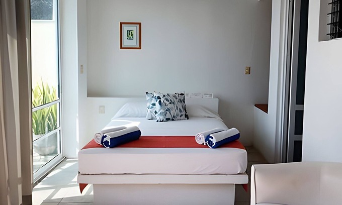 Las Playas Hotel | Casas del Agua in Acapulco with A/C