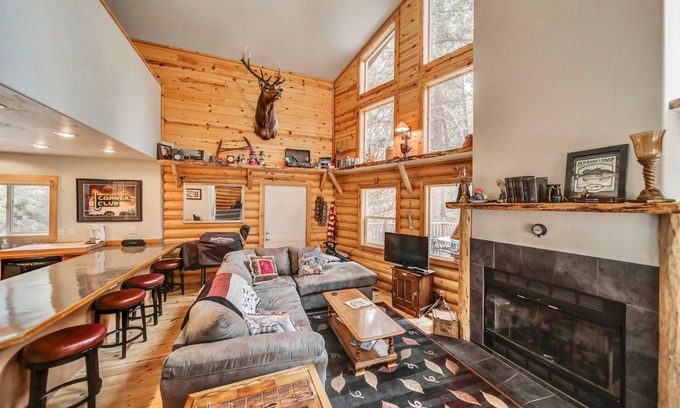 Cascade House | Cascade Log Cabin - Idaho Mountain Getaway - Sleeps 10