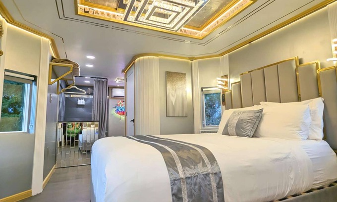 Sequim Hotel | Casino Royale at Olympic Railway Inn - Pet Friendly