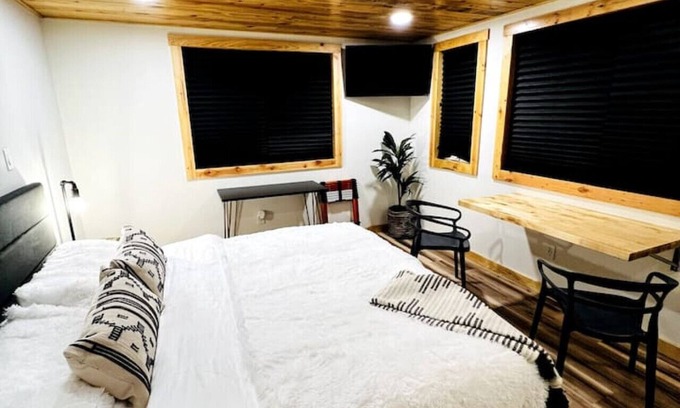 Athens House | Casita 3 · Getaway Space in nature - near lakes & shopping.C3