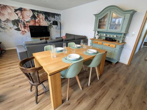 Weilburg Apartment | Casita im Tal - Entspannung mit Terrasse, Garten und Garage