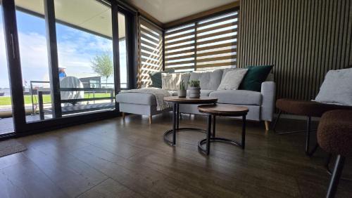 Offingawier Apartment | Castalia Houseboat met uitzicht over het Sneekermeer